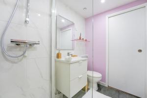 a white bathroom with a toilet and a shower at Les Potiers RdC - proche centre historique in Arras