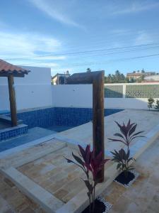 une terrasse avec une clôture et une plante dans l'établissement Casa PatachAmar, à Porto de Pedras