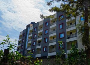 um edifício com janelas vermelhas do lado em Cassabella Apartment, Opposite Metropark Hotel em Kisumu