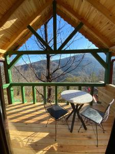 Kép Secluded Wooden House with Jacuzzi in Sapanca szállásáról Feyziye városában a galériában