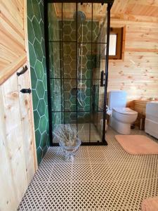 Kép Secluded Wooden House with Jacuzzi in Sapanca szállásáról Feyziye városában a galériában