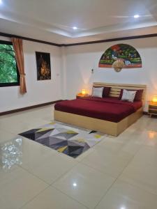 sypialnia z łóżkiem i mozaikową podłogą w obiekcie BEA Privileged Apartment w mieście Lamai