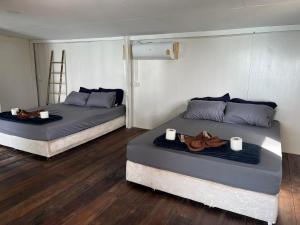 Haad Chao Phao的住宿－哈超帕度假村，两张睡床彼此相邻,位于一个房间里