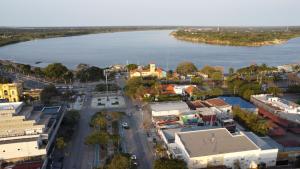 Luftblick auf eine Stadt mit Fluss in der Unterkunft Hotel Regina in Formosa