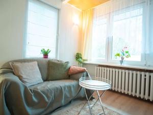 ein Wohnzimmer mit einem Sofa und einem Tisch in der Unterkunft Apartment Buckow in Buckow