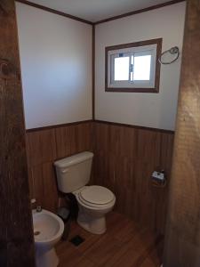 a small bathroom with a toilet and a window at Pura Vida Chapadmalal in Colonia Chapadmalal +18 photos