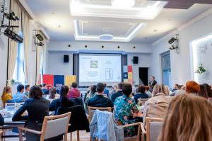 a group of people sitting in a room with a presentation at Salón MISSEN in Omšenie