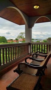 3 Stühle auf einer Veranda mit Aussicht in der Unterkunft Raya Ville in Nathon Bay