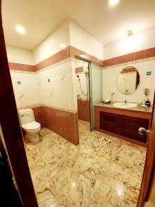 La salle de bains est pourvue de toilettes, d'un lavabo et d'une douche. dans l'établissement Raya Ville, à Nathon Bay