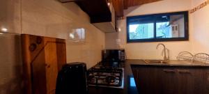 A kitchen or kitchenette at Cabaña en Los Romeros Con Con