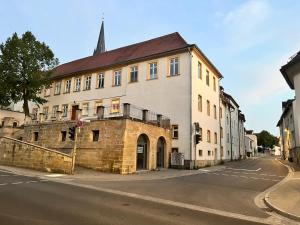 um edifício antigo ao lado de uma rua em Big family apartment in Bamberg em Bamberg