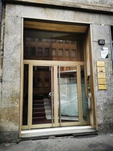 una entrada a un edificio con una puerta de cristal en Appartamento Diego, en Milán