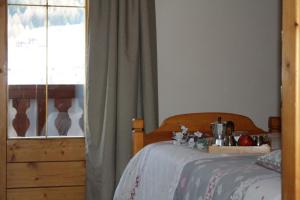 a bedroom with a bed and a window at Casa Longa in Livigno