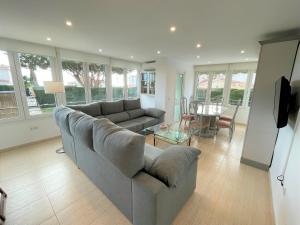 a living room with a couch and a table at Apartamento Nebro el Rincón in Torre de Benagalbón