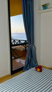 聖地亞哥港的住宿－La Arena sunflowers，一间卧室设有一张床,享有海景