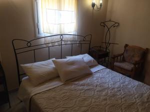 Postel nebo postele na pokoji v ubytování Plataniotissa Mansion