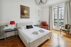 Ένα ή περισσότερα κρεβάτια σε δωμάτιο στο Luxury air-conditioned apartment Champs Elysées - 7 people by Weekome