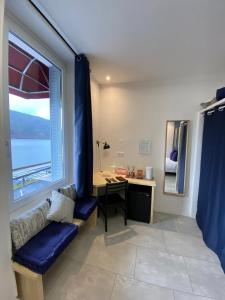 een kamer met een bureau en een raam met een bureau en een stoel bij Hôtel-restaurant La bonne hôtesse in Chambon-sur-Lac