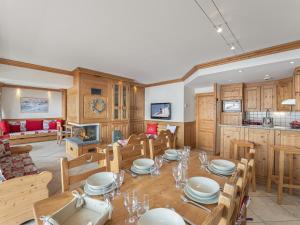 a dining room with a table and a kitchen at Appartement Val Thorens, 4 pièces, 6 personnes - FR-1-640-11 in Val Thorens