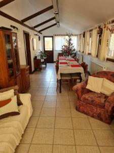 a living room with a table and a couch at Vila Margareta in Curtea de Argeş