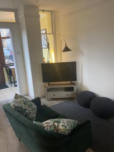 TV a/nebo společenská místnost v ubytování Uist Cottage