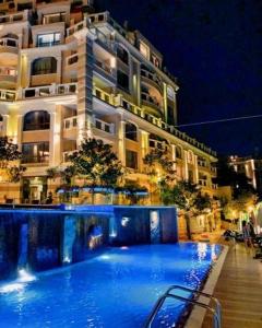 ゴールデン・サンズにあるSky & Sea Apartmentの建物の前の大きなプール