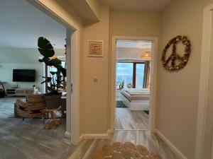 un corridoio con porta che conduce a un soggiorno di Sky & Sea Apartment a Golden Sands