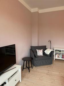 a living room with a couch and a television at Apartment Am Gondelteich in Bad Elster