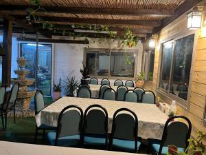 una sala de conferencias con mesa y sillas en Majdal Shams/989 Apartment, en Nimrod