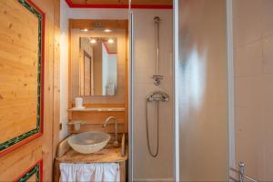 パッソ・デル・トナーレにあるCasa Annaの洗面台とシャワー付きのバスルーム