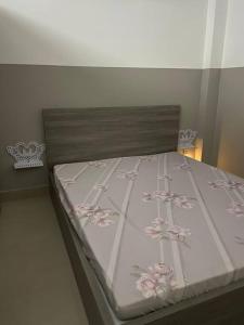 a bedroom with a bed with pink flowers on it at Home stay Hồ Thị Kỷ in Ho Chi Minh City