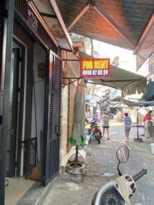 a sign for a for rent sign on a street at Home stay Hồ Thị Kỷ in Ho Chi Minh City