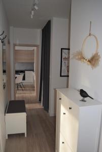 uma sala de estar com um pássaro sentado numa cómoda em Millennium Apartman Tatabánya em Tatabánya
