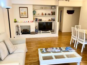 a living room with a couch and a tv at BeraBera,Parking free,2WC,Terraza,Aire acond,Auto Checkin in San Sebastián