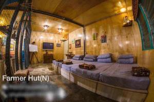 una camera con due letti in una casa di New Famer Hut 1 a Brinchang