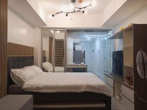 Hotel type Studio in Azure في سان فيرناندو: غرفة نوم فيها سرير وتلفزيون