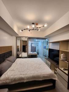 - une chambre avec un grand lit et une salle de bains dans l'établissement Hotel type Studio in Azure, à San Fernando