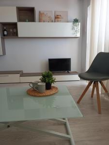ein Wohnzimmer mit einem Tisch und einem Stuhl in der Unterkunft Sunset view in La Romantica, 3 in Los Realejos