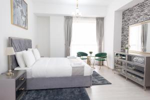 Postel nebo postele na pokoji v ubytování Apartments on JBR by HAPPY SEASON