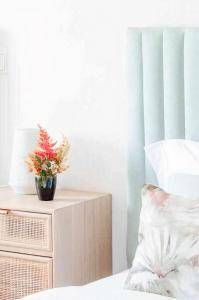 Un dormitorio con una cama y una mesa con una planta. en Casa Bela Vista de Moledo en Moledo