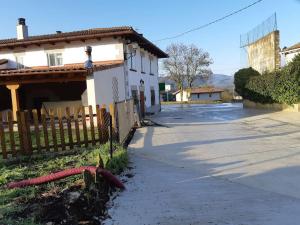 una casa con una valla al lado de una calle en Casa Rural-Casa Murgui, 