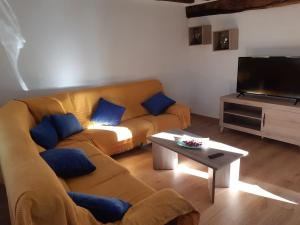 sala de estar con sofá y TV en Casa Rural-Casa Murgui, 