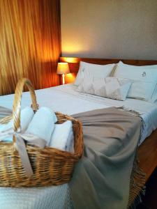 a basket of towels sitting on a bed at Casa da Comareira in Góis