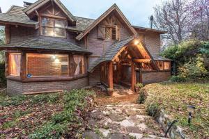 Casa de madera grande con porche en Casa con vista al lago - La casa de Berta en San Carlos de Bariloche