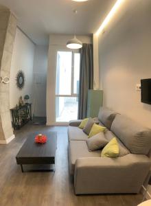 sala de estar con sofá y mesa en Apartamento Centro Histórico Málaga, en Málaga