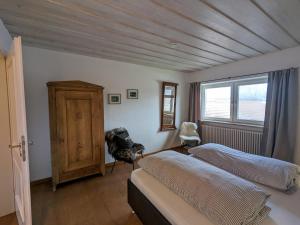 um quarto com uma cama e uma janela em Ferienwohnung Murnauer Moos em Murnau am Staffelsee