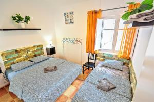 A bed or beds in a room at Plaza Polvorista 4-Bedroom Apartment w Balcony