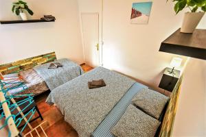 A bed or beds in a room at Plaza Polvorista 4-Bedroom Apartment w Balcony