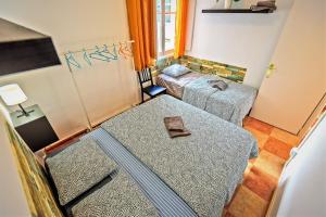 A bed or beds in a room at Plaza Polvorista 4-Bedroom Apartment w Balcony