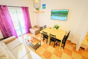 A seating area at Plaza Polvorista 4-Bedroom Apartment w Balcony